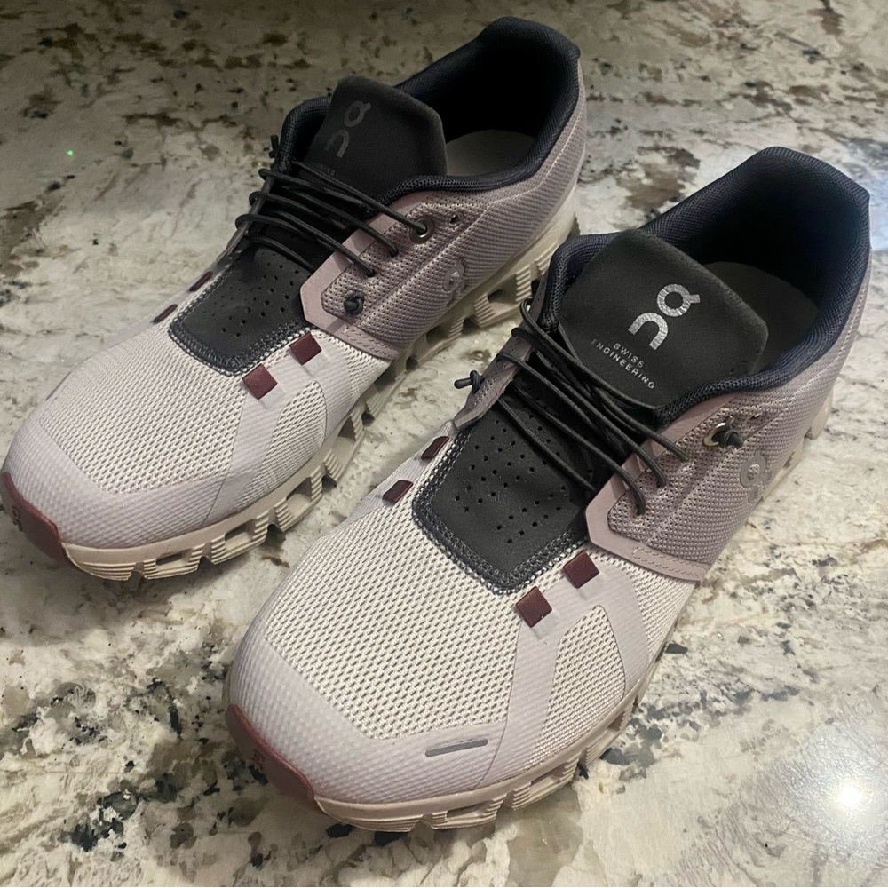 On Cloud 5 Sneakers Size 9.5 - Pearl/Frost